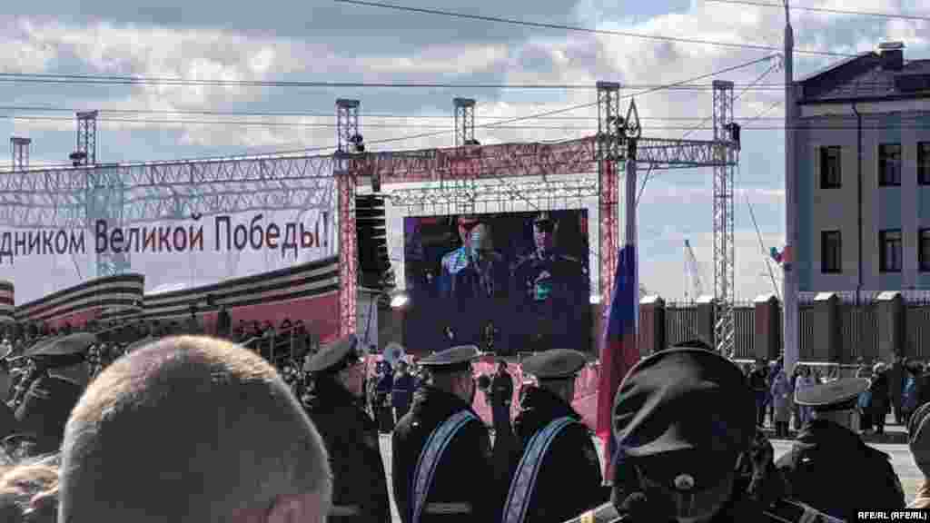 В Архангельске во время парада Победы транслировалось огромное изображение президента России Владимира Путина&nbsp;
