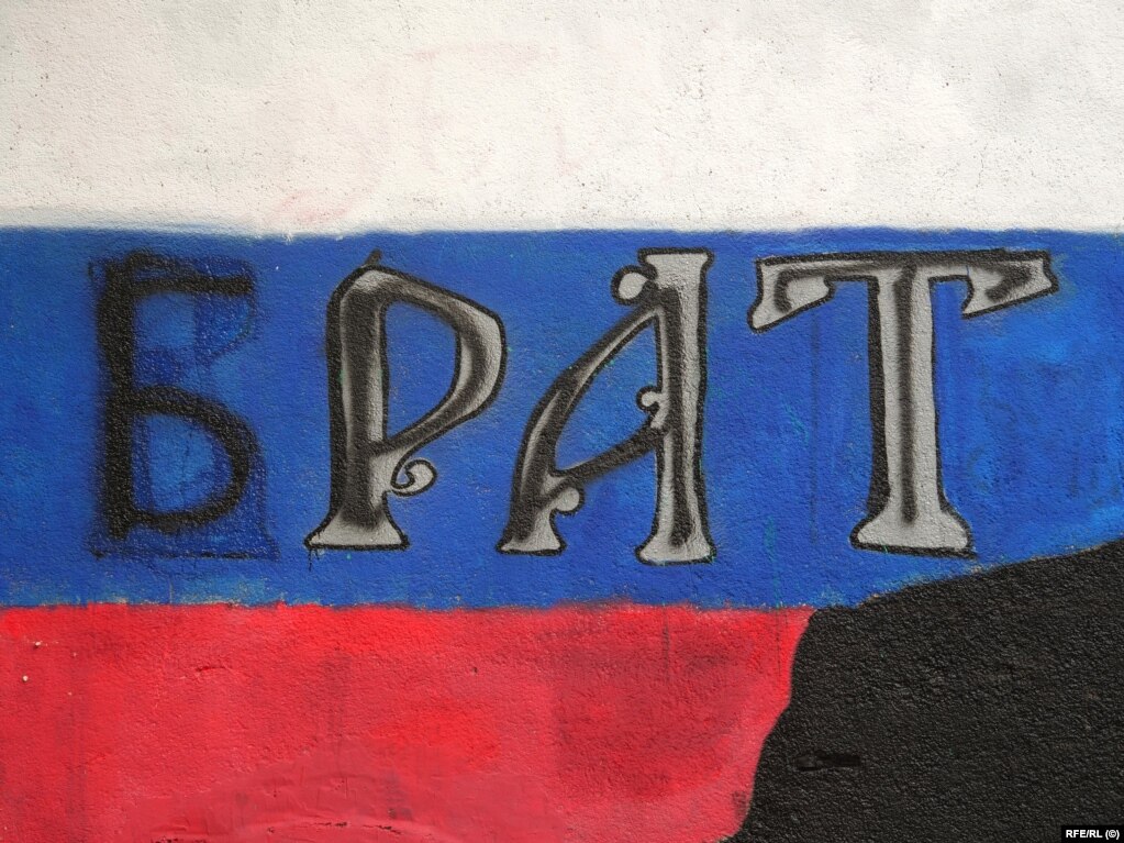 Në të majtë të muralit të Putinit, artisti fillimisht pikturoi fjalën "brat" (vëlla). Dikush më pas fshiu shkronjën e parë me ngjyrë të kaltër, duke lënë fjalën "rat" (luftë). Së fundmi, një mbështetës i Rusisë rivendosi shkronjën "B" dhe theksoi shkronjat e tjera me ngjyrë të zez.