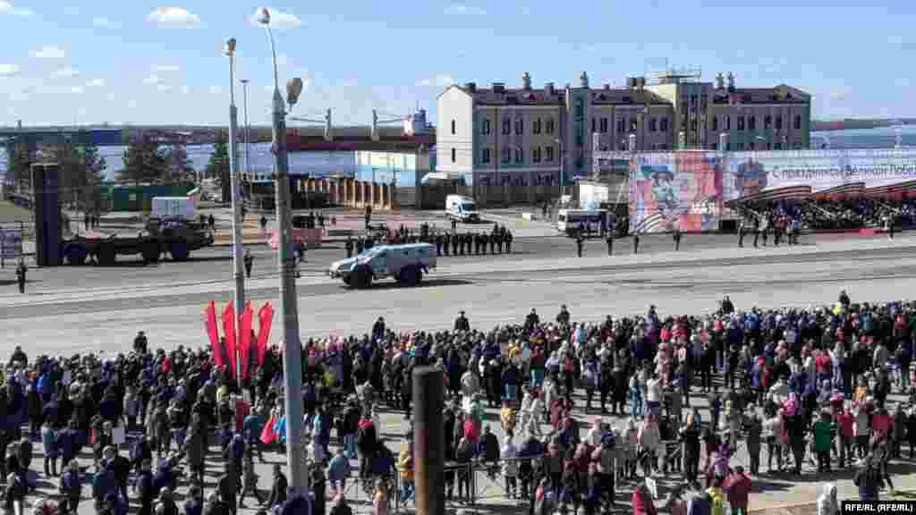 На параде Победы в Архангельске показали военную технику с символами Z и V, которые российская армия использует на технике, участвующей при вторжении в Украину&nbsp;