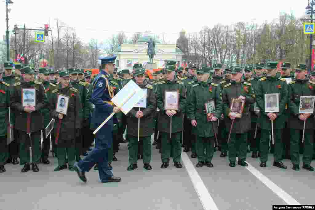Курсанты перед проведением шествия &quot;Бессмертный полк в Петербурге&quot;&nbsp;