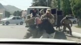 Карачаевск. Сотрудники ФСБ во время задержания предполагаемого боевика, 29 апреля 2022 г.