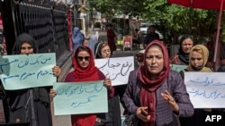 ارشیف: په کابل کې د معترضو مېرمنو د لاریون یوانځور. دوی د حجاب پر خلاف لاریون کړی و. May 10, 2022