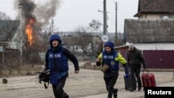 Novinari bježe u zaklon poslije ruskog grantiranja Irpina, 6. mart 2022.