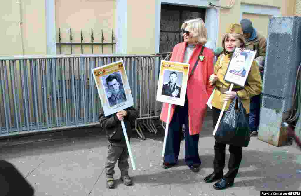 Некоторые участники &quot;Бессмертного полка&quot; в Петербурге одевались в военную форму времен Второй мировой войны. Вместе со взрослыми в форме можно было встретить сотни детей в военных пилотках или костюмах&nbsp;