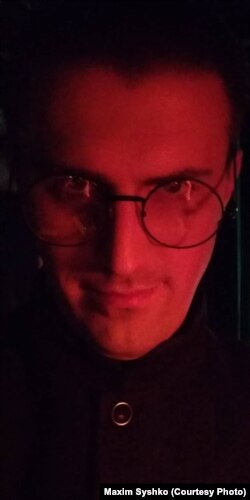 Спэктакль “Кар’ера доктара Раўса“. Роля “Файны хлопчык у галіфэ“.