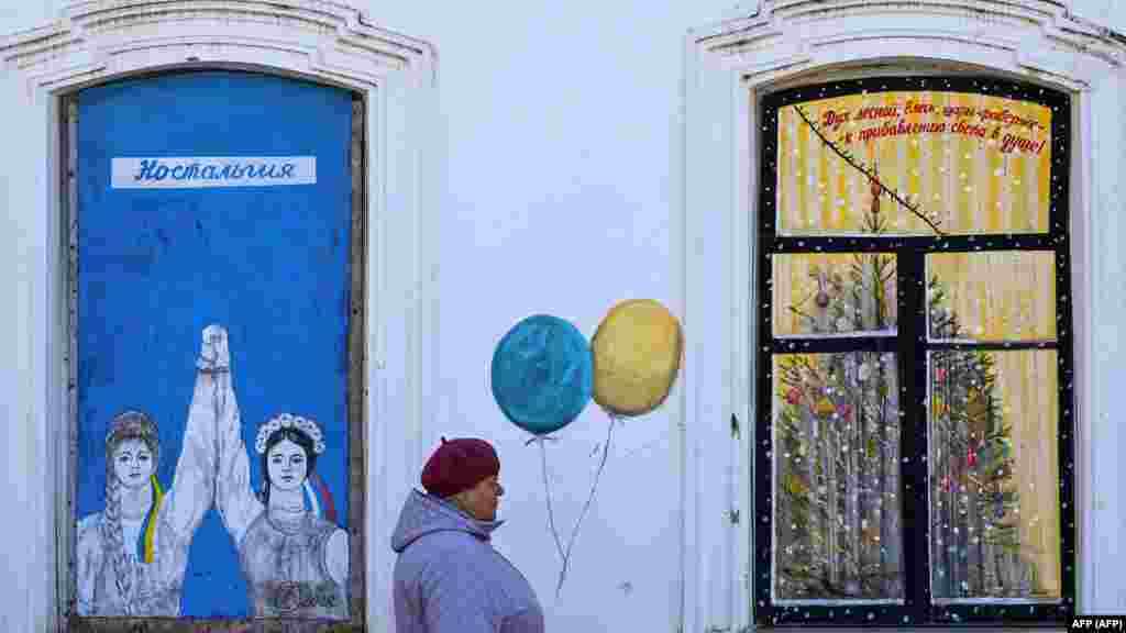 Ukrajinka i Ruskinja drže ruke zajedno uz reč &quot;nostalgija&quot; iznad njihovih glava. Mural u ruskom gradu Borovsk 14. aprila je naslikao 84- godišnji Vladimir Ovčinikov koji je decenije života uložio u oslikavanje murala na zgradama u tom gradu u blizini Moskve.