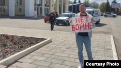 Ravil Șarafutdinov protestează în Sizran împotriva invaziei din Ucraina.