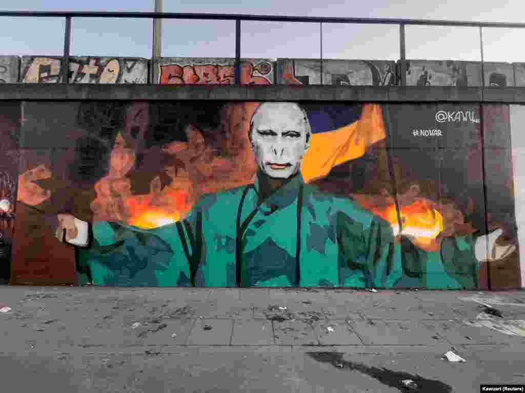 Putini, i paraqitur si Lordi Voldemort, në një mural të bërë nga artisti rrugor Kawuart, në Poznan, Poloni, në shkurt. Voldemorti është antagonisti nga librat e serisë Harry Potter, të J. K. Rowlingut.