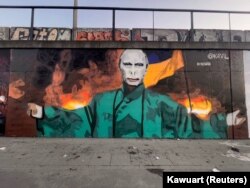 კედელზე შესრულებული ნახატი „პუტინი ლორდ ვოლდემორის როლში“, პოლონეთის ქალაქ პოზნანში ქუჩის მხატვარმა კავუარტომ თებერვალში დახატა. ლორდი ვოლდემორი - ეს არის ბოროტმოქმედი მწერალ ჯოან როულინგის წიგნიდან „ჰარი პოტერი“.