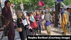 طالبان در برابر گروهی از زنان معترض در کابل 