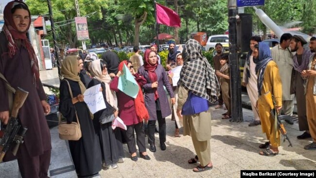 Fotografi nga protesta e grave në Kabul.