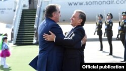 Täjik we özbek liderleri Daşkendiň aeroportynda.