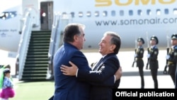 Tajik President Emomali Rahmon being greeted by Uzbek counterpart Shavkat Mirziyoev in Tashkent on a state visit on August 17.