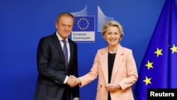 Donald Tusk és Ursula von der Leyen, az Európai Bizottság elnöke Brüsszelben 2023. október 25-én
