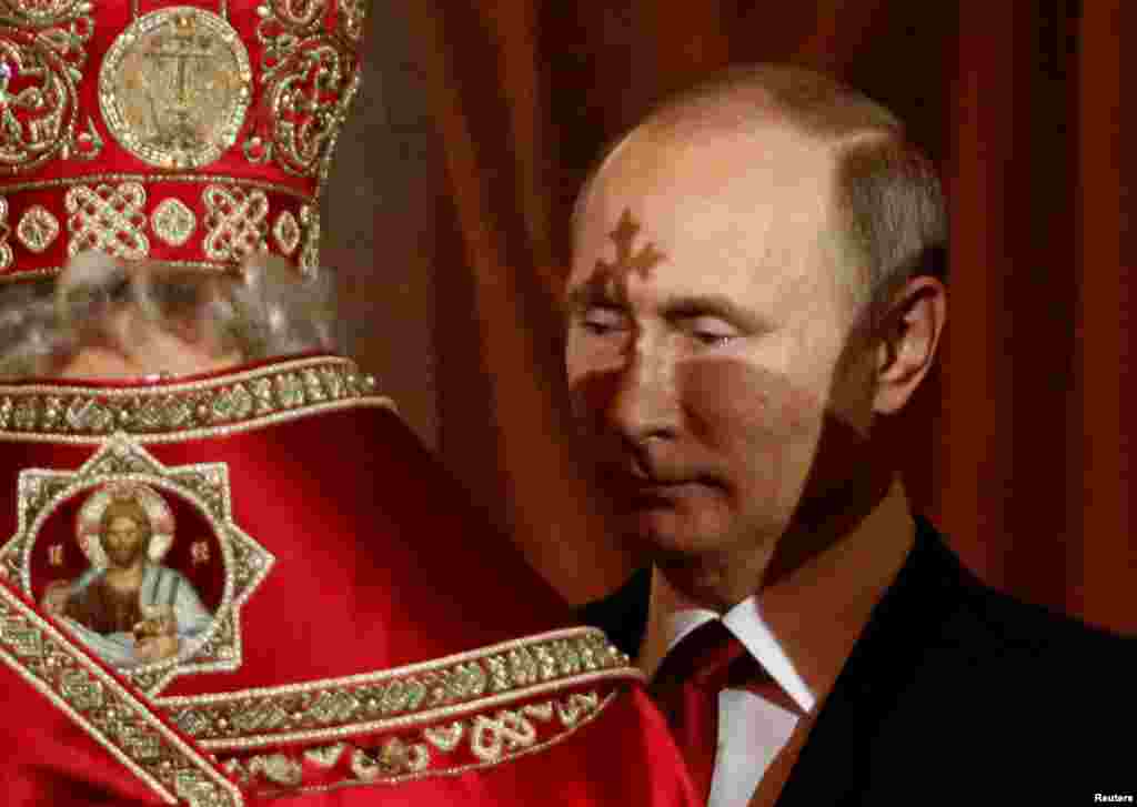 Президент России Владимир Путин во время пасхальной службы в православном храме Христа Спасителя в Москве. 
