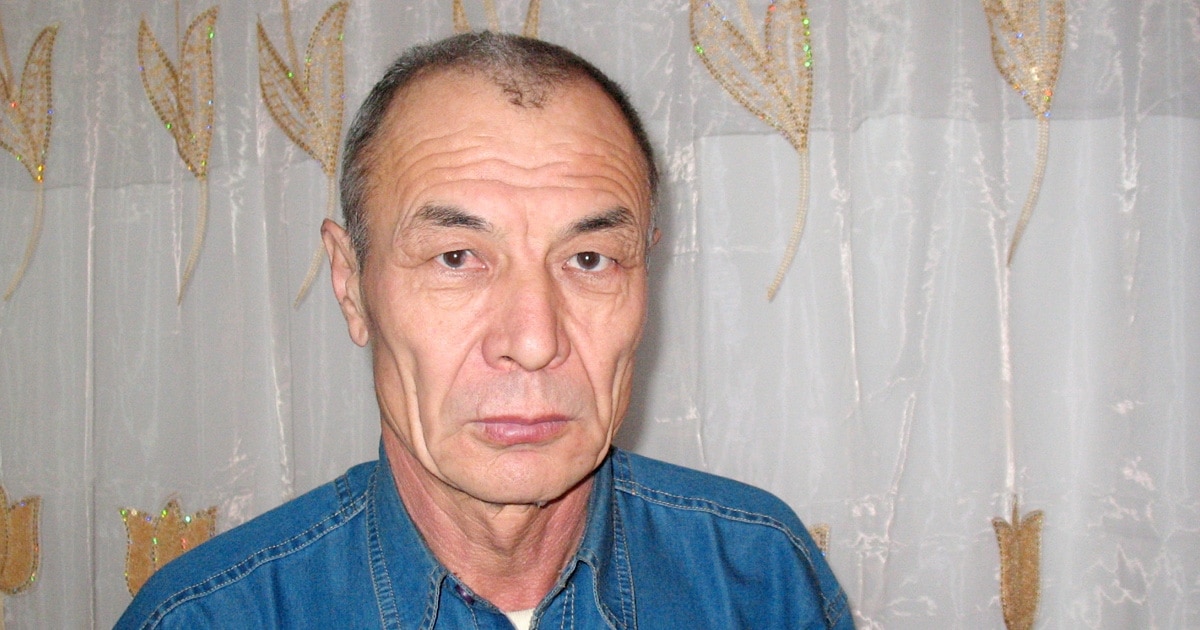 Гимнасттың киізіндегі сәбіз Рита мен Настя жас жігітпен