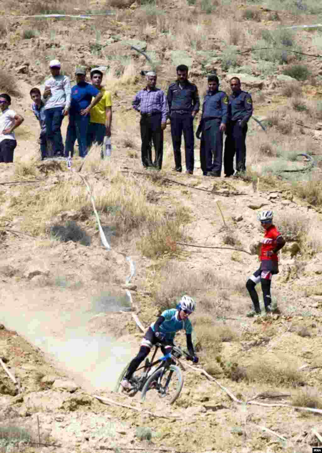 ایرنا۲ شیراز؛ رقابتهای قهرمانی دوچرخه سواری کوهستان بانوان کشور؛ به قول شاعر: آی خانوم کجا کجا؟!