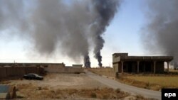 Smoke rises from Iraq's Baiji oil refinery during clashes between Islamic State fighters and Iraqi forces in late July. (file photo)