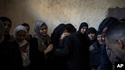 Membri ai familiei Abu Sinjar își plâng rudele ucise în bombardamente israeliene asupra Fâșiei Gaza, la Rafah. 5 ianuarie 2024. (AP Photo/Fatima Shbair)