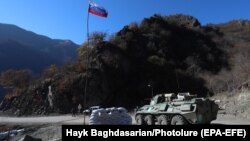 Російські миротворці патрулюють блокпост на дорозі, що веде до монастиря Дадіванк у Кельбаджарському районі. Нагірний Карабах. 24 листопада 2020 року