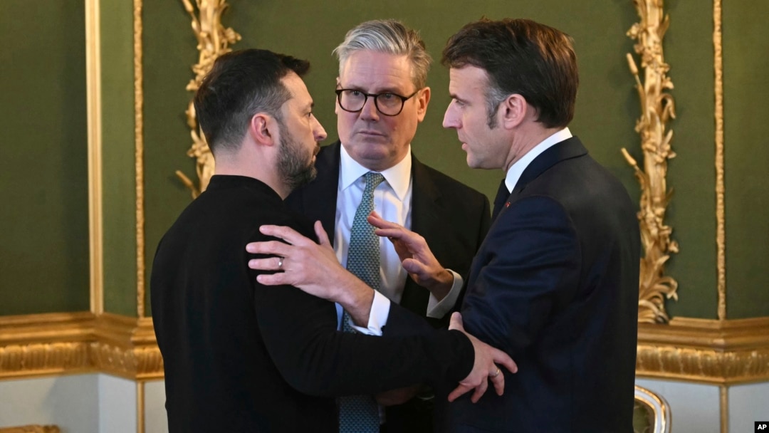 Ұлыбритания премьер-министрі Кир Стармер (ортада), Украина президенті Владимир Зеленский және Франция президенті Эммануэль Макрон Еуропа лидерлерінің Украина жөніндегі саммитінде. Лондон, 2 наурыз 2025 жыл.