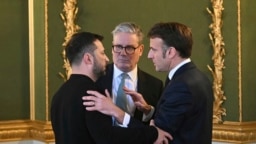 Presidenti ukrainas, Volodymyr Zelensky, kryeministri britanik, Keir Starmer, dhe presidenti francez, Emmanuel Macron, gjatë samitit në Londër. 