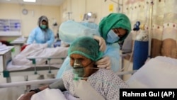 آرشیف - شماری از افراد مبتلا به ویروس کرونا در شفاخانه افغان - جاپان در کابل