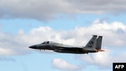 Aeroplani luftarak amerikan i tipit F15C Eagle gjatë fluturimit mbi një bazë ajrore