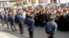 В среду десятки деятелей искусства и культуры собрались в центре столицы Армении с требованиями освободить главного редактора ежедневной газеты “Армянское время” Никола Пашиняна