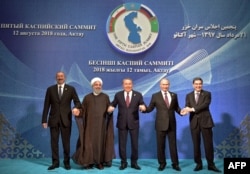 رهبران پنچ کشور ساحلی دریای خزر پس از امضای کنوانسیون در شهر آکتائو