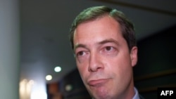 Лидер UKIP Найджел Фарадж пока не спешит в объятия единомышленников с континента