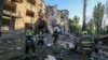 Рятувальники на місці російського удару в Києві, 23 червня 2025 року