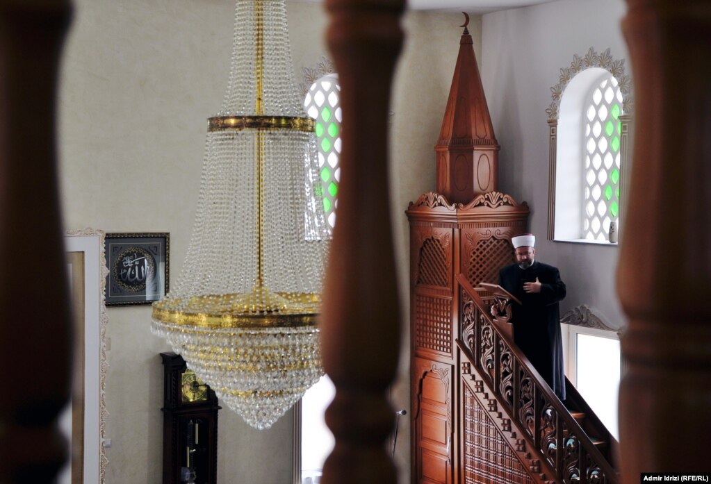 A sermon inside a mosque in Dragash (Photo by Admir Idrizi)