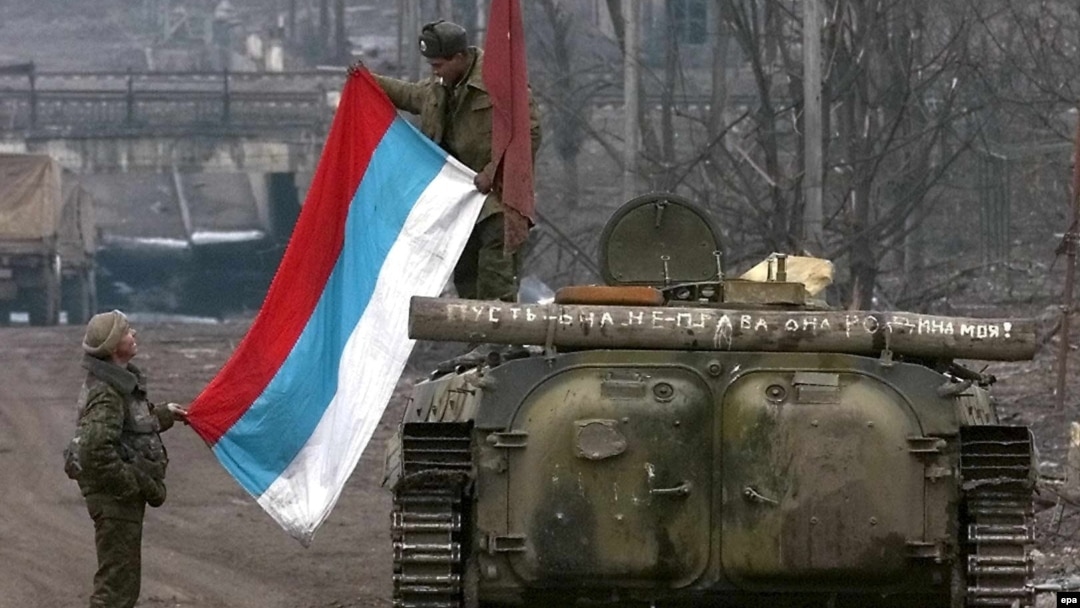 Российские военные в Грозном, февраль 2000 года. Надпись на боевой машине: "Пусть она не права – она родина моя!" Иллюстративная фотография