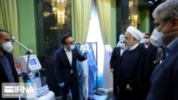 Ирандын президенти Хассан Роухани медициналык жабдыктарды текшерип жатат. 2-апрель, 2020-жыл.