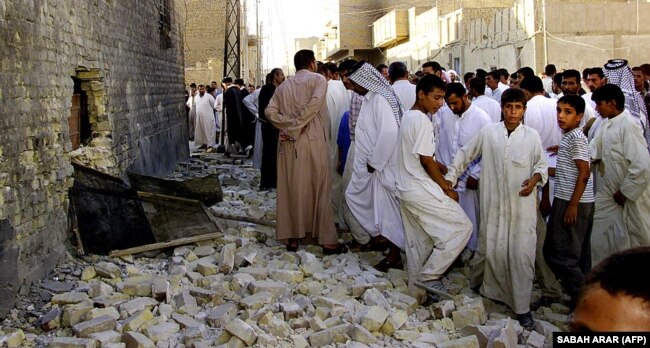 تجمع هواداران حکیم پیرامون بیت او در نجف پس از بمب‌گذاری سال ۲۰۰۳