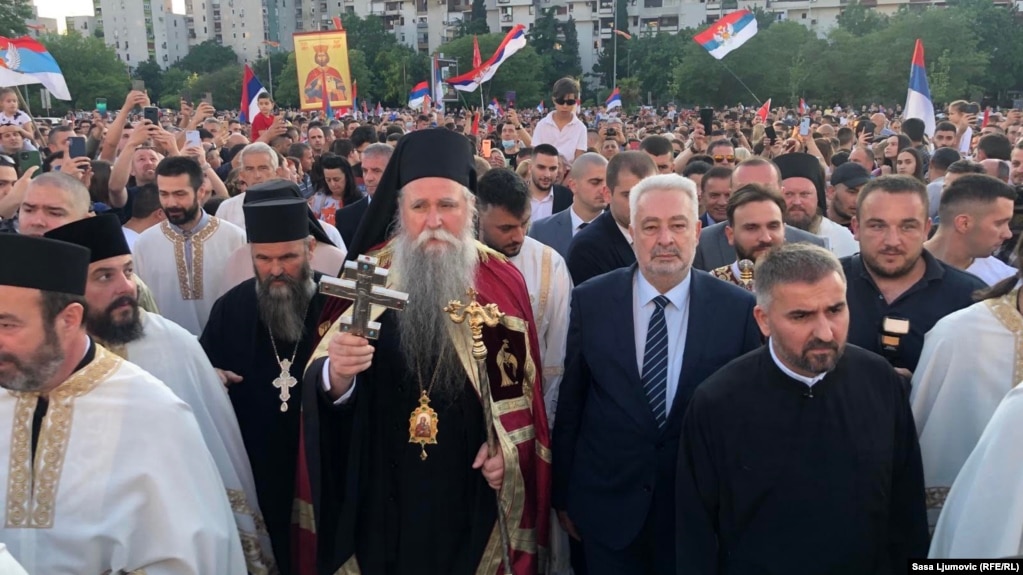 Mitropolit Joanikije, po dolasku u Podgoricu nakon što je imenovan za čelnika Srpske pravoslavne crkve u Crnoj Gori 2. juna 2021. Dočekao ga je premijer te države Zdravko Krivokapić (na slici levo od Joanikija)