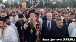 Mitropolit Joanikije, po dolasku u Podgoricu nakon što je imenovan za čelnika Srpske pravoslavne crkve u Crnoj Gori 2. juna 2021. Dočekao ga je premijer te države Zdravko Krivokapić (na slici levo od Joanikija)
