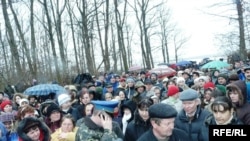 Мешканці двох сіл заблокували під’їзди до військового містечка