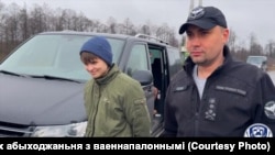 Кіраўнік украінскай выведкі Кірыла Буданаў сустакае вызваленую зь беларускай турмы грамадзянку Ўкраіны, 18-гадовую палітзьняволеную Марыю Місюк. 22 лістапада 2025 году.