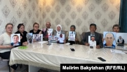 "Атажұрт" ұйымының қамаудағы белсенділерінің жақындары баспасөз мәслихатында. Алматы. 6 сәуір 2026 жыл.