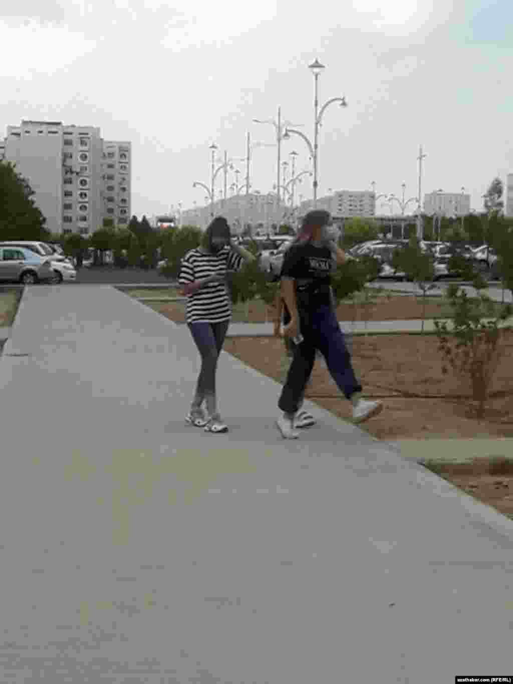 Maskaly gyzlar. Aşgabat, çentýabr, 2020.&nbsp;