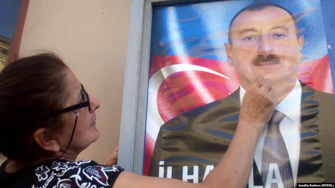 Məntəqə əməkdaşlarından biri şəkli təmizləyir.