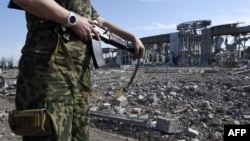 Проросійський сепаратист біля луганського аеропорту, ілюстраційне фото 