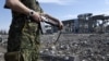 Боевик возле руин Луганского аэропорта