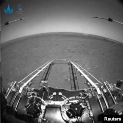 Sliku koju je na Marsu snimio kineski rover Zhurong iz kineske misije Tianwen, 19. maja 2021.