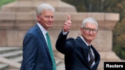Tim Cook (dreapta), directorul executiv al Apple, alături de Brian Sikes, directorul executiv al Cargill, după ceremonia de bun venit organizată pentru președintele SUA, Donald Trump, și președintele chinez Xi Jinping, la Marele Palat al Poporului din Beijing, China, 14 mai 2026.