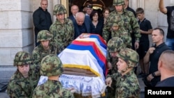 Pripadnici Vojske Srbije iznose iz crkve kovčeg s telom Ratka Mladića, osuđenog za genocid i druge ratne zločine u BiH, Beograd 7. septembar 2026.