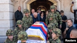 Pripadnici Vojske Srbije iznose kovčeg sa telom Ratka Mladića, koji je pokriven srpskom zastvom, iz crkve na Topčiderskom groblju u Beogradu 7. septembra 2026. godine.