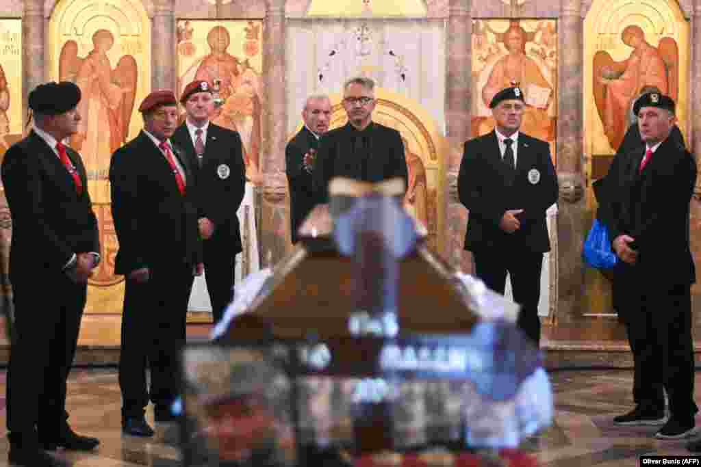 Darko Mladić, sin osuđenog ratnog zločinca stoji pored njegovog kovčega u crkvi Svetog Luke.